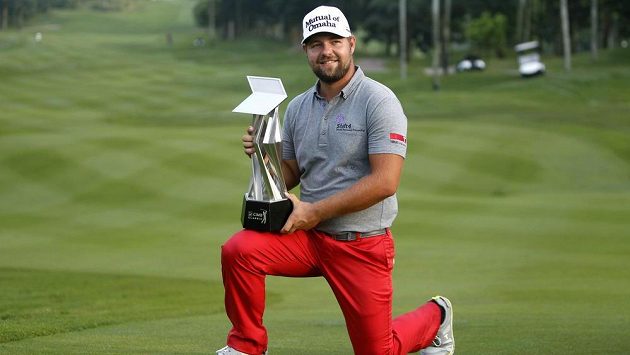Ryan Moore s trofejí pro vítěze golfového CIMB Classic v malajském Kuala Lumpur. Ryan Moore s trofejí pro vítěze golfového CIMB Classic v malajském Kuala Lumpur.