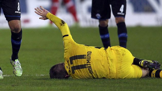 Marco Reus z Dortmundu utrpěl při utkání v Paderbornu zranění kotníku. Marco Reus z Dortmundu utrpěl při utkání v Paderbornu zranění kotníku.