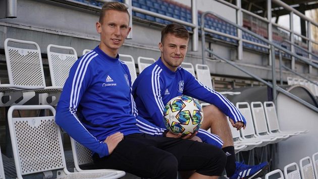 Radek Látal (vlevo) a Ondřej Hapal na tribuně Androva stadionu v Olomouci. Radek Látal (vlevo) a Ondřej Hapal na tribuně Androva stadionu v Olomouci.