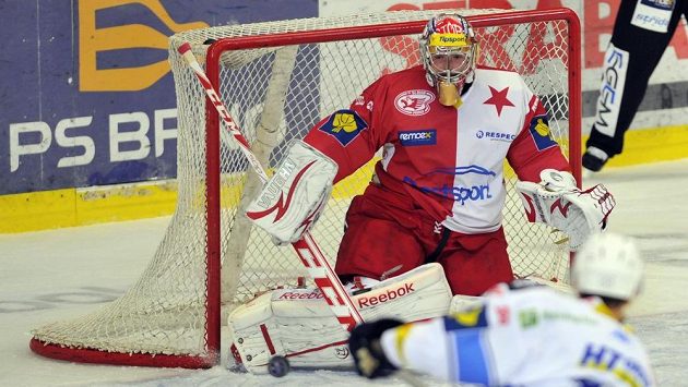 Petr Kuboš z Brna a brankář Slavie Dominik Furch. Petr Kuboš z Brna a brankář Slavie Dominik Furch.