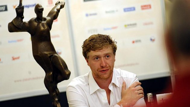 Vítěz Zlaté hokejky Jakub Voráček s trofejí. Vítěz Zlaté hokejky Jakub Voráček s trofejí.