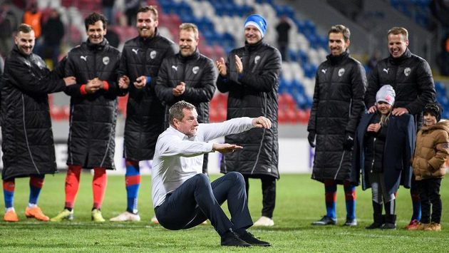 Trenér Pavel Vrba a jeho tradiční oslavný kotrmelec. Trenér Pavel Vrba a jeho tradiční oslavný kotrmelec.