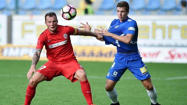 Liberecký obránce Ondřej Karafiát (vpravo) v souboji s brněnským útočníkem Jakubem Řezníčkem v zápase 4. kola první ligy. Liberecký obránce Ondřej Karafiát (vpravo) v souboji s brněnským útočníkem Jakubem Řezníčkem v zápase 4. kola první ligy.