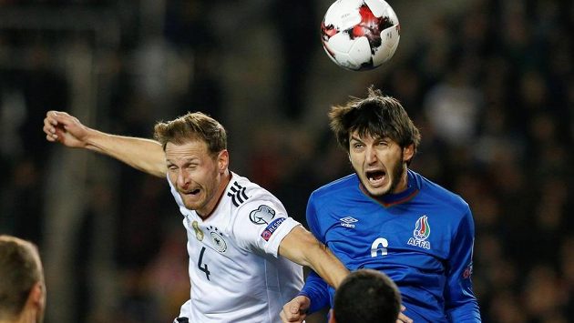 Němec Benedikt Höwedes (4) a Badavi Husejnov Ázerbájdžánu. Němec Benedikt Höwedes (4) a Badavi Husejnov Ázerbájdžánu.