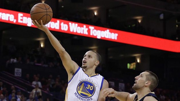 Stephen Curry z Golden State(vlevo) skóruje v zápase s New Orleans. Stephen Curry z Golden State(vlevo) skóruje v zápase s New Orleans.