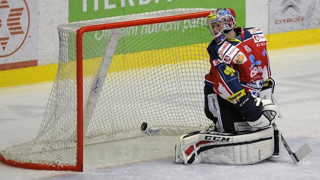 Pardubický brankář Július Hudáček inkasuje gól v Plzni. Pardubický brankář Július Hudáček inkasuje gól v Plzni.