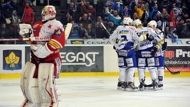 Hokejisté Komety Brno oslavují gól, který vstřelili brankáři Slavie Dominiku Furchovi. Hokejisté Komety Brno oslavují gól, který vstřelili brankáři Slavie Dominiku Furchovi.