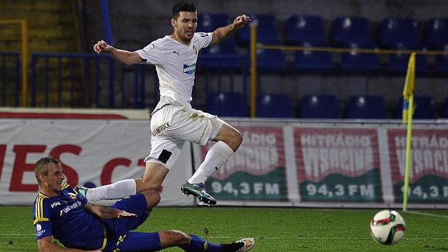 Zleva Jiří Krejčí z Jihlavy a Michal Ďuriš z Plzně. Zleva Jiří Krejčí z Jihlavy a Michal Ďuriš z Plzně.