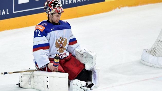 Pozice brankáře Sergeje Bobrovského zcela vykresluje průběh finále MS: Rusko se pod tlakem Kanady ocitlo na kolenou. Pozice brankáře Sergeje Bobrovského zcela vykresluje průběh finále MS: Rusko se pod tlakem Kanady ocitlo na kolenou.