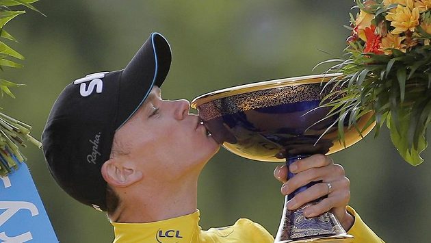 Britský cyklista Chris Froome líbá trofej za triumf na Tour de France. Britský cyklista Chris Froome líbá trofej za triumf na Tour de France.