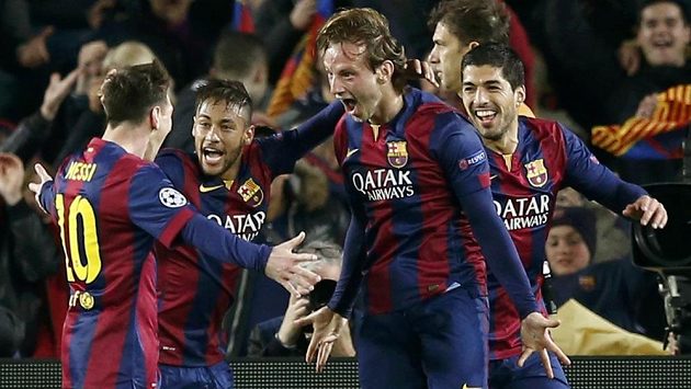 Ivan Rakitič (druhý zprava) děkuje Lionelovi Messimu (vlevo) za gólovou přihrávku, střelci gratulují i Neymar (uprostřed) a Luis Suárez. Ivan Rakitič (druhý zprava) děkuje Lionelovi Messimu (vlevo) za gólovou přihrávku, střelci gratulují i Neymar (uprostřed) a Luis Suárez.