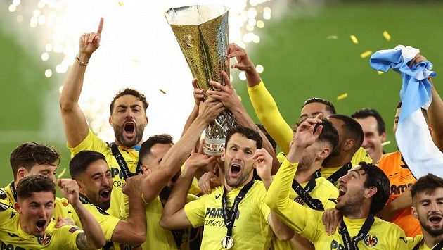 Žlutá ponorka slaví. Fotbalisté Villarrealu poprvé vyhráli Evropskou ligu. Ve finále porazili Manchester United v dramatickém penaltovém rozstřelu 11:10. V normální hrací době i po prodloužení zápas skončil 1:1. Žlutá ponorka slaví. Fotbalisté Villarrealu poprvé vyhráli Evropskou ligu. Ve finále porazili Manchester United v dramatickém penaltovém rozstřelu 11:10. V normální hrací době i po prodloužení zápas skončil 1:1.
