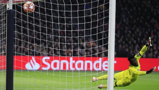 Gólman Ajaxu Andre Onana se marně snaží zasáhnout proti ráně Karima Benzemy v utkání Ligy mistrů. Gólman Ajaxu Andre Onana se marně snaží zasáhnout proti ráně Karima Benzemy v utkání Ligy mistrů.