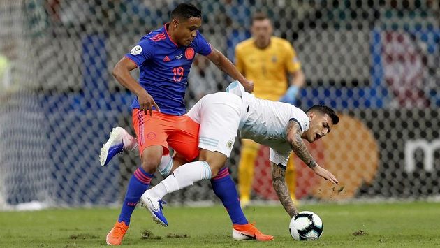 Kolumbijský útočník Luis Muriel (vlevo) v souboji s Argentincem Leandrem Paredesem na turnaji Copa América. Kolumbijský útočník Luis Muriel (vlevo) v souboji s Argentincem Leandrem Paredesem na turnaji Copa América.