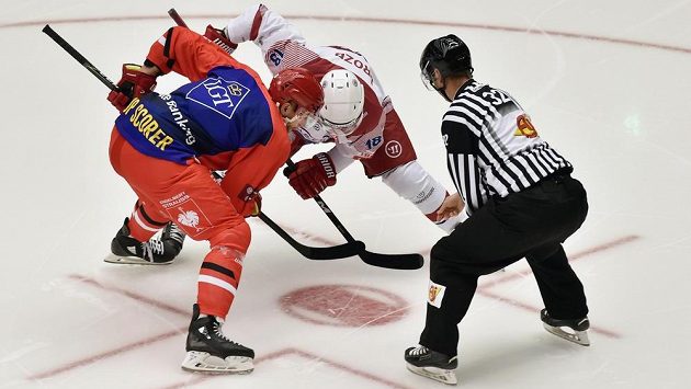Třinecký hokejista Tomáš Marcinko nastoupil v utkání Ligy mistrů ve speciálním dresu pro nejlepšího střelce týmu. Na vhazování proti němu stojí Sergej Drozd z Minsku. Třinecký hokejista Tomáš Marcinko nastoupil v utkání Ligy mistrů ve speciálním dresu pro nejlepšího střelce týmu. Na vhazování proti němu stojí Sergej Drozd z Minsku.