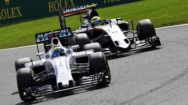 Brazilec Felipe Massa (vlevo) s williamsem při závodě ve Spa-Francorchamps. Brazilec Felipe Massa (vlevo) s williamsem při závodě ve Spa-Francorchamps.