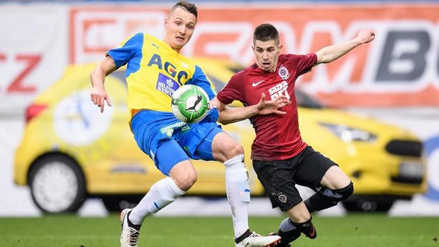 Michal Jeřábek (vlevo) z Teplic a Srdjan Plavšič ze Sparty během utkání 22. kola HET ligy. V pozadí automobil Ford Ka+. Michal Jeřábek (vlevo) z Teplic a Srdjan Plavšič ze Sparty během utkání 22. kola HET ligy. V pozadí automobil Ford Ka+.