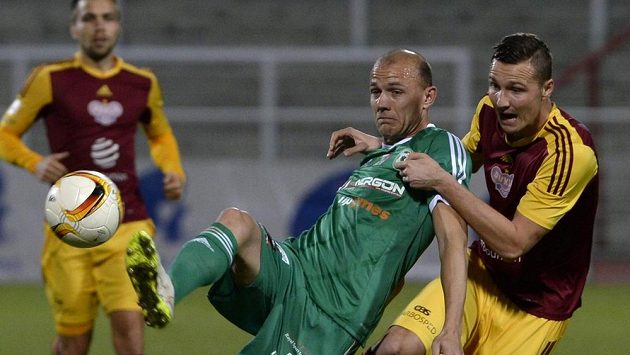 Michal Jeřábek (vpravo) z Dukly a Roman Bednář z Příbrami. Michal Jeřábek (vpravo) z Dukly a Roman Bednář z Příbrami.