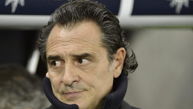 Trenér italských fotbalistů Cesare Prandelli při přípravě s Brazílií. Trenér italských fotbalistů Cesare Prandelli při přípravě s Brazílií.