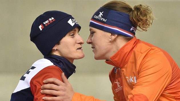 Martina Sáblíková (vlevo) a Ireen Wüstová z Nizozemska. Martina Sáblíková (vlevo) a Ireen Wüstová z Nizozemska.