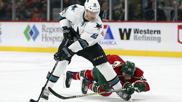 Patrick Marleau (č. 12) v dresu San Jose v souboji s Jaredem Spurgeonem z Minnesoty. Patrick Marleau (č. 12) v dresu San Jose v souboji s Jaredem Spurgeonem z Minnesoty.
