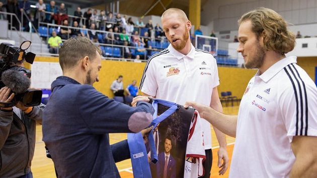 Leopold König uvazuje v rámci křtu kalendáře kravatu za asistentce basketbalistů Bretta Rosebora a Garreta Kerra (vpravo). Leopold König uvazuje v rámci křtu kalendáře kravatu za asistentce basketbalistů Bretta Rosebora a Garreta Kerra (vpravo).
