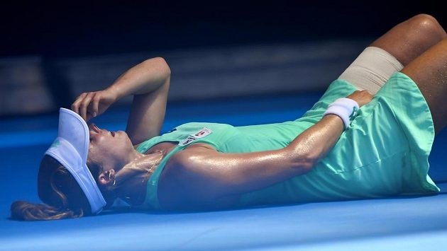 Alize Cornetové se během zápasu na Australian Open kvůli horku udělalo nevolno. Alize Cornetové se během zápasu na Australian Open kvůli horku udělalo nevolno.