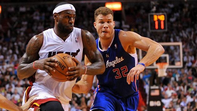 LeBron James (vpravo) z Miami Heat se snaží prosadit přes Blakea Griffina z Los Angeles Clippers. LeBron James (vpravo) z Miami Heat se snaží prosadit přes Blakea Griffina z Los Angeles Clippers.