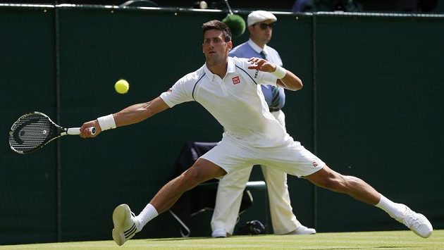 Srb Novak Djokovič během zápasu proti Philippovi Kohlschreiberovi v úvodním kole Wimbledonu. Srb Novak Djokovič během zápasu proti Philippovi Kohlschreiberovi v úvodním kole Wimbledonu.