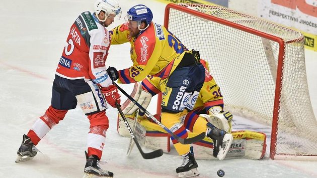 Michal Bárta z Pardubic, Jakub Suchánek ještě v dresu Českých Budějovic a gólman Petr Kváča. Michal Bárta z Pardubic, Jakub Suchánek ještě v dresu Českých Budějovic a gólman Petr Kváča.