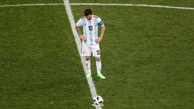 Argentinec Lionel Messi rozehrává míč po inkasovaném gólu v duelu s Chorvatskem. Argentinec Lionel Messi rozehrává míč po inkasovaném gólu v duelu s Chorvatskem.