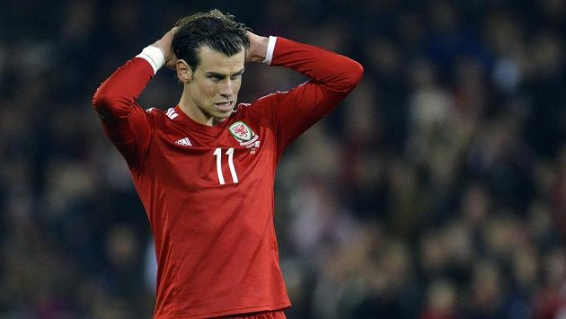 Velšský fotbalista Gareth Bale během kvalifikačního utkání o postup na ME proti Kypru. Velšský fotbalista Gareth Bale během kvalifikačního utkání o postup na ME proti Kypru.