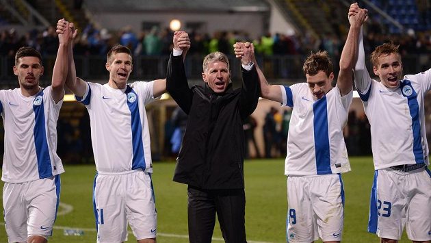 Hráči Slovanu Liberec a trenér Jaroslav Šilhavý děkují fanouškům po utkání Evropské ligy s Estorilem. Hráči Slovanu Liberec a trenér Jaroslav Šilhavý děkují fanouškům po utkání Evropské ligy s Estorilem.