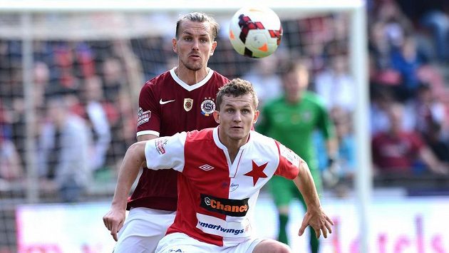 Sparťanský stoper Ondřej Švejdík brání slávistického útočníka Tomáše Necida (vpředu) v nedávném derby pražských "S". Sparťanský stoper Ondřej Švejdík brání slávistického útočníka Tomáše Necida (vpředu) v nedávném derby pražských "S".