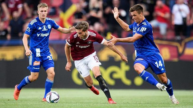 Jakub Matoušek ze Sigmy Olomouc, Michal Sáček ze Sparty a Antonín Růsek ze Sigmy Olomouc v utkání 1. kola Fortuna ligy. Jakub Matoušek ze Sigmy Olomouc, Michal Sáček ze Sparty a Antonín Růsek ze Sigmy Olomouc v utkání 1. kola Fortuna ligy.