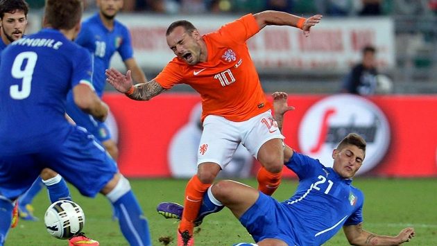 Nizozemec Wesley Sneijder padá po zákroku Marka Verrattiho (vpravo) z Itálie v přípravném utkání obou celků v Bari. Nizozemec Wesley Sneijder padá po zákroku Marka Verrattiho (vpravo) z Itálie v přípravném utkání obou celků v Bari.