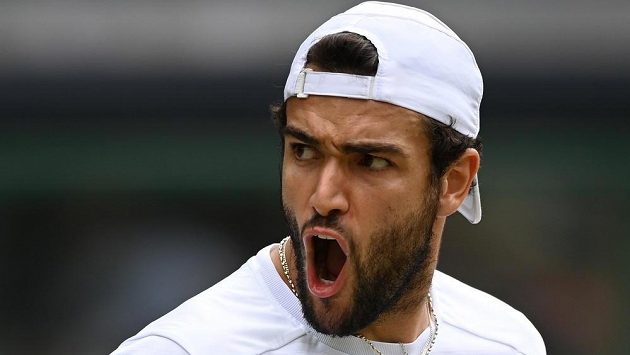 Ital Matteo Berrettini při semifinále s Polákem Hubertem Hurkaczem. Ital Matteo Berrettini při semifinále s Polákem Hubertem Hurkaczem.