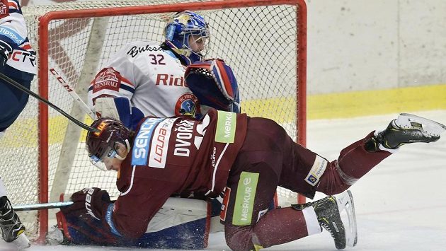 Hokejista Sparty Tomáš Dvořák zboural vítkovického brankáře Patrika Bartošáka v utkání předkola play off. Hokejista Sparty Tomáš Dvořák zboural vítkovického brankáře Patrika Bartošáka v utkání předkola play off.