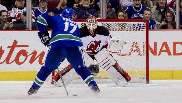 Radim Vrbata z Vancouveru najíždí na brankáře New Jersey Devils Coryho Schneidera. Radim Vrbata z Vancouveru najíždí na brankáře New Jersey Devils Coryho Schneidera.