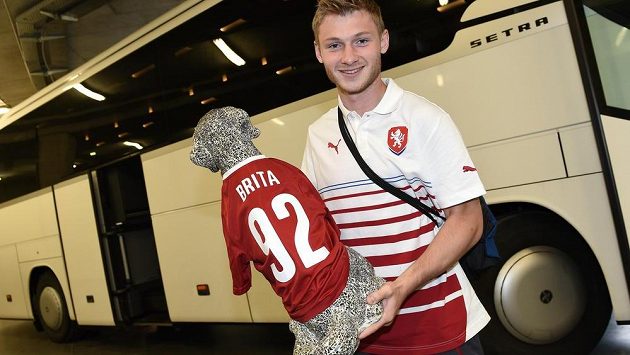 Kapitán české reprezentace U21 Jakub Brabec a maskot týmu pes Brita před utkáním EURO 2015 hráčů do 21 let, ČR - Německo, hrané dne 23. června 2015 na stadionu Eden v Praze. Kapitán české reprezentace U21 Jakub Brabec a maskot týmu pes Brita před utkáním EURO 2015 hráčů do 21 let, ČR - Německo, hrané dne 23. června 2015 na stadionu Eden v Praze.
