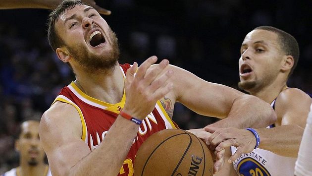 Donatas Motiejunas (vlevo) z Houstonu po faulu Stephena Curryho z Golden State. Donatas Motiejunas (vlevo) z Houstonu po faulu Stephena Curryho z Golden State.