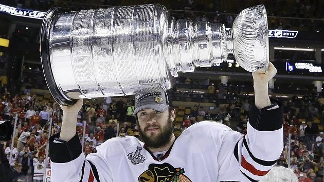 Brent Seabrook se Stanleyovým pohárem. Brent Seabrook se Stanleyovým pohárem.