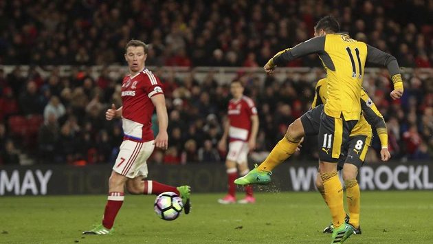 Mesut Özil z Arsenalu střílí vítězný gól proti Middlesbrough. Mesut Özil z Arsenalu střílí vítězný gól proti Middlesbrough.