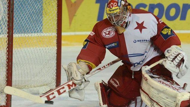 Brankář Slavie Dominik Furch se snaží hokejkou zastavit puk v derby se Spartou. Brankář Slavie Dominik Furch se snaží hokejkou zastavit puk v derby se Spartou.