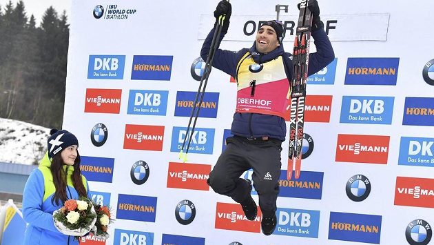 Martin Fourcade si radostně vyskočil na stupně vítězů po stíhačce v Oberhofu. Martin Fourcade si radostně vyskočil na stupně vítězů po stíhačce v Oberhofu.