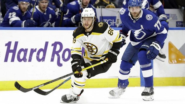 Obránce Tampy Victor Hedman (vpravo) si útočníka Bostonu a nejlepšího střelce celé NHL Davida Pastrňáka pečlivě hlídal. Obránce Tampy Victor Hedman (vpravo) si útočníka Bostonu a nejlepšího střelce celé NHL Davida Pastrňáka pečlivě hlídal.