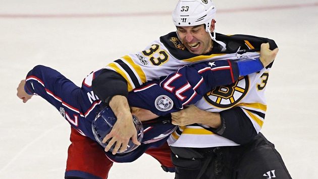 Slovenský obránce Bostonu (33) zpracovává soupeře v bitce. Tento souboj s ním prohrál Josh Anderson z Columbusu. Slovenský obránce Bostonu (33) zpracovává soupeře v bitce. Tento souboj s ním prohrál Josh Anderson z Columbusu.