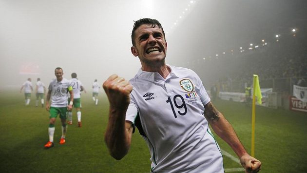 Irský fotbalista Robbie Brady se raduje z vedoucího gólu proti Bosně a Hercegovině v baráži o EURO 2016. Irský fotbalista Robbie Brady se raduje z vedoucího gólu proti Bosně a Hercegovině v baráži o EURO 2016.