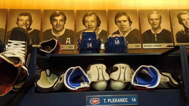 Legendy Habs pohlížejí ze stěn šatny montrealských hokejistů. Ilustrační snímek. Legendy Habs pohlížejí ze stěn šatny montrealských hokejistů. Ilustrační snímek.