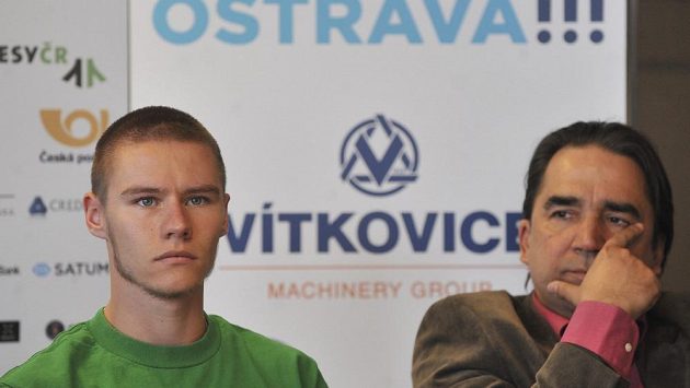 Čtyřstovkař Pavel Maslák a atletický manažer Alfonz Juck (vpravo) na tiskové konferenci ke Zlaté tretře. Čtyřstovkař Pavel Maslák a atletický manažer Alfonz Juck (vpravo) na tiskové konferenci ke Zlaté tretře.
